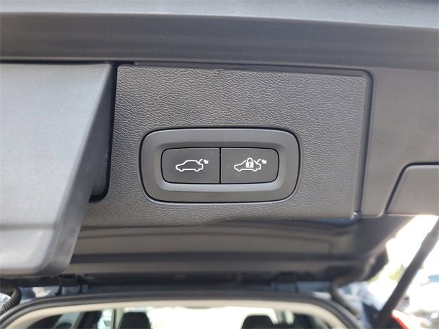 2024 Volvo XC60 Plus Dark Theme